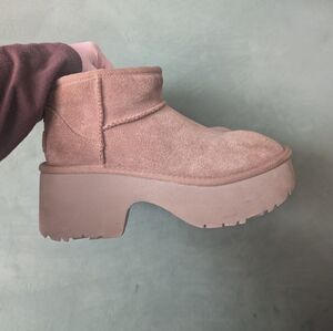 UGG Mini New Heights Platform Boots – Suede Nubuck Shearling – Tan Camel Beige